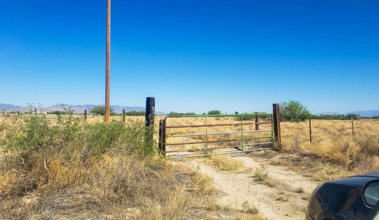 203-58-667-gate into road of properties