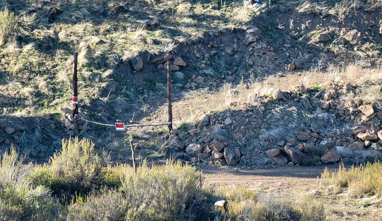 3510-014B0-03700 Gate across road 2