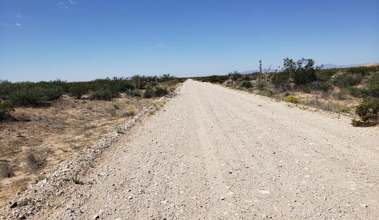 X57700031800370-North side access road