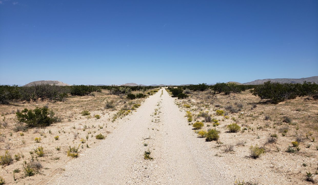 X57700031800370-West side access road