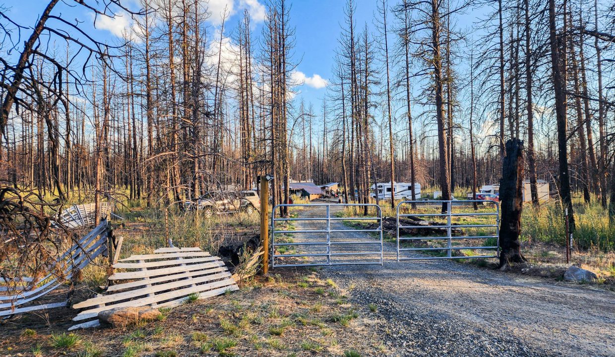 392079-SW Neighbor_s Gate 1